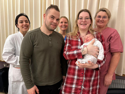 Assistenzärztin Fahime Valipour (l.), Hebamme Gabriela Rogalski (r.) und Schwester Alena Dück von der Wochenstation gratulieren der Familie. 