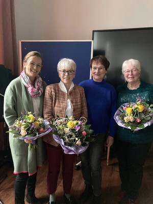 Elke Stranimaier-Schweigert (2.v.l.) und Judith Leefers (l.) freuen sich über neue Kollegen für den Besuchsdienst im Tine-Albers-Heim.